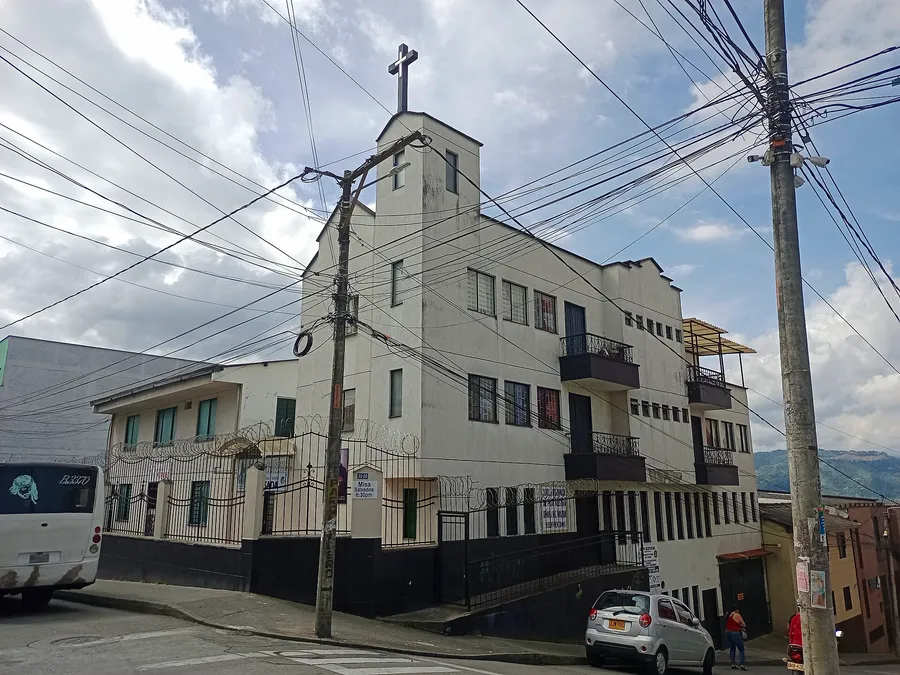 A “hogar de paso” shelter building in Colombia — the kind of safe home TIKVA is building toward
